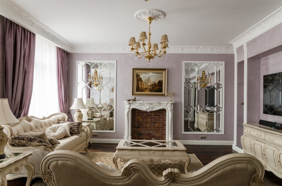 На фото: изолированная гостиная комната среднего размера в стиле фьюжн с фиолетовыми стенами и стандартным камином с