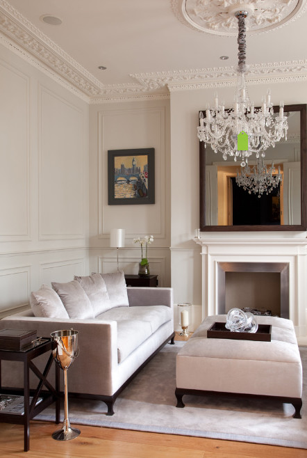Свежая идея для дизайна: изолированная гостиная комната среднего размера в классическом стиле с белыми стенами и стандартным камином - отличное фото интерьера