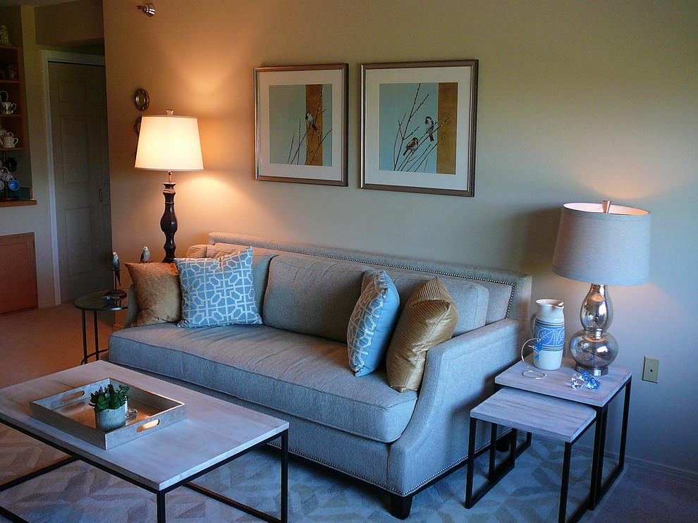 Immagine di un piccolo soggiorno classico aperto con pareti beige, moquette e nessuna TV