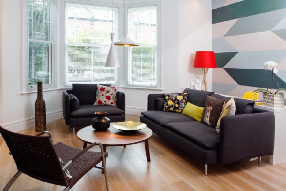 Mittelgroßes, Offenes Modernes Wohnzimmer mit weißer Wandfarbe und braunem Boden in London