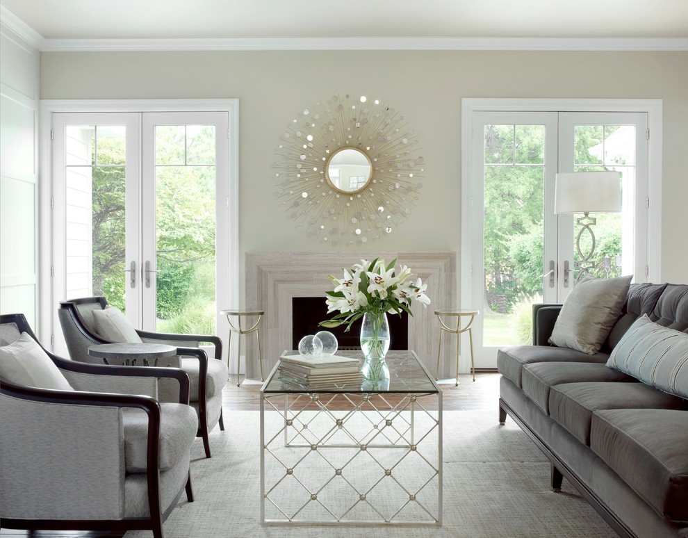 Idée de décoration pour un salon tradition avec un mur beige et une cheminée standard.