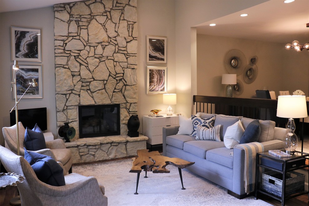 Источник вдохновения для домашнего уюта: маленькая открытая гостиная комната в стиле ретро с серыми стенами, стандартным камином и фасадом камина из камня для на участке и в саду