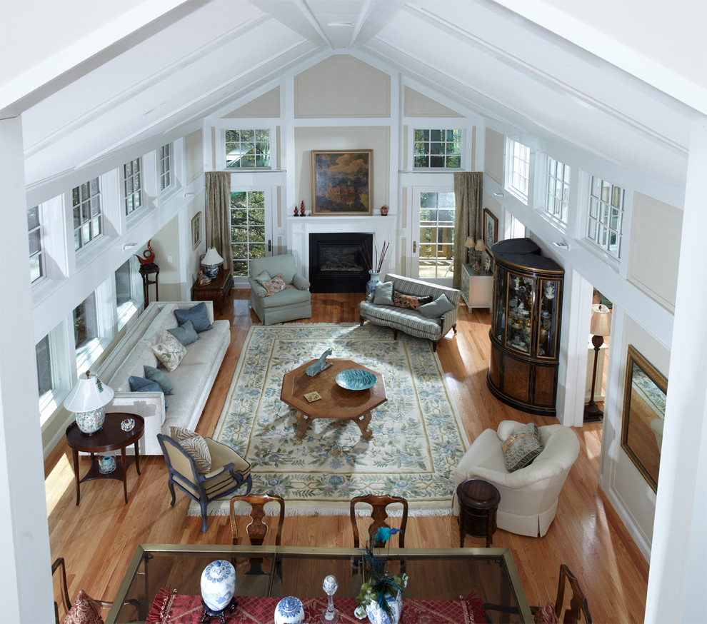 Großes, Repräsentatives, Fernseherloses, Abgetrenntes Klassisches Wohnzimmer mit beiger Wandfarbe, braunem Holzboden, Kamin und Kaminumrandung aus Metall in Boston