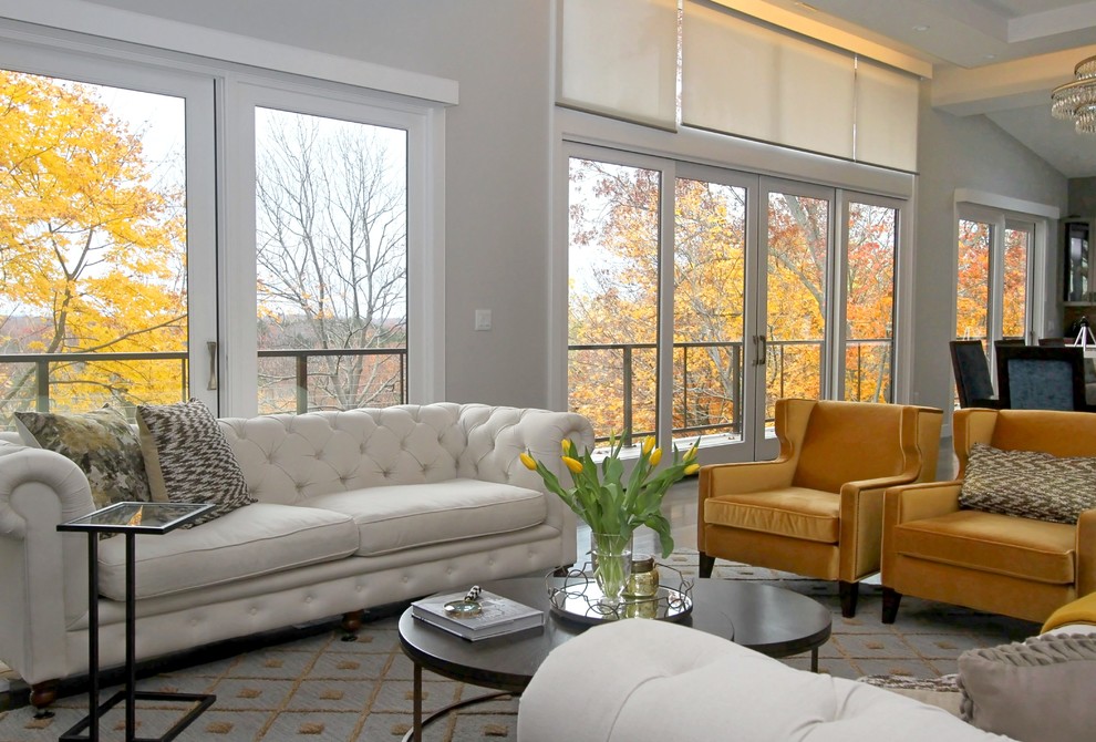 На фото: парадная, открытая гостиная комната среднего размера в стиле неоклассика (современная классика) с серыми стенами, темным паркетным полом, стандартным камином и телевизором на стене