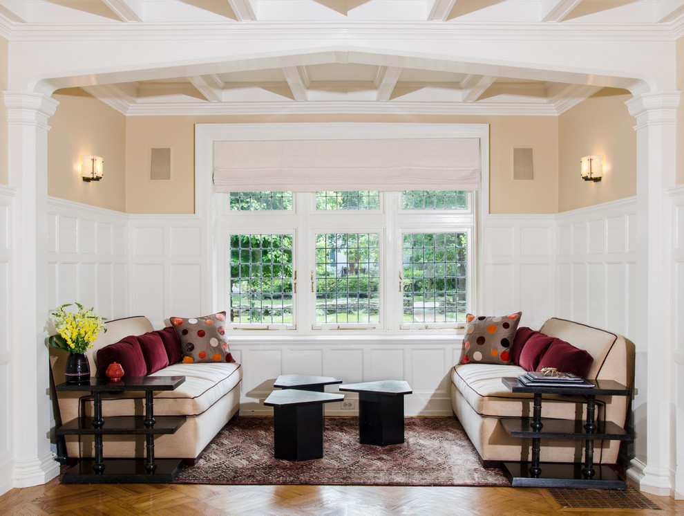 Repräsentatives, Fernseherloses, Großes, Offenes Klassisches Wohnzimmer mit beiger Wandfarbe und braunem Holzboden in Philadelphia