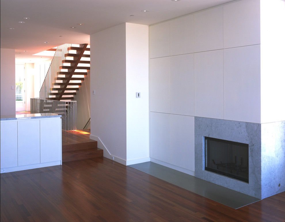 Immagine di un soggiorno moderno con camino classico
