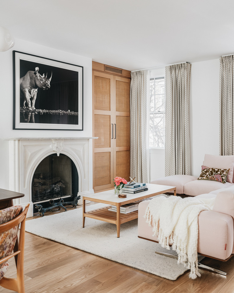 Klassisches Wohnzimmer mit weißer Wandfarbe, hellem Holzboden, Kamin und beigem Boden in San Francisco