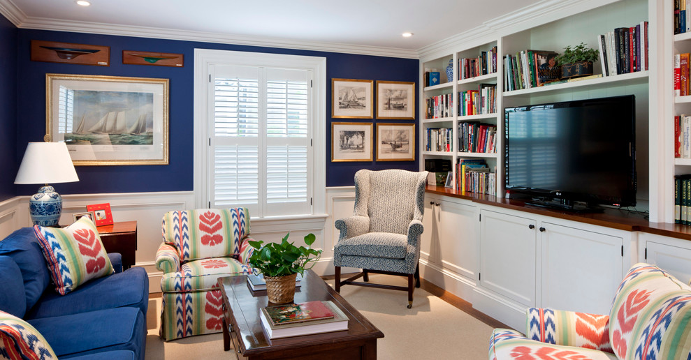 Inspiration för ett mellanstort vintage separat vardagsrum, med blå väggar, mellanmörkt trägolv och en inbyggd mediavägg
