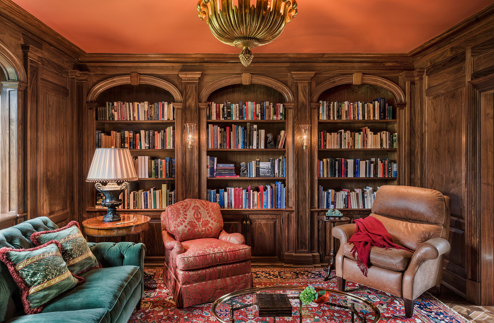 На фото: изолированная гостиная комната в классическом стиле с с книжными шкафами и полками с