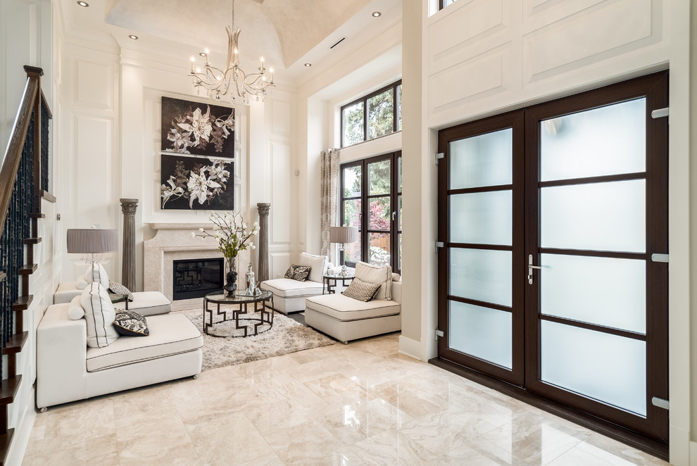 Immagine di un soggiorno chic aperto e di medie dimensioni con sala formale, pareti bianche, camino classico, pavimento beige, pavimento in marmo e nessuna TV