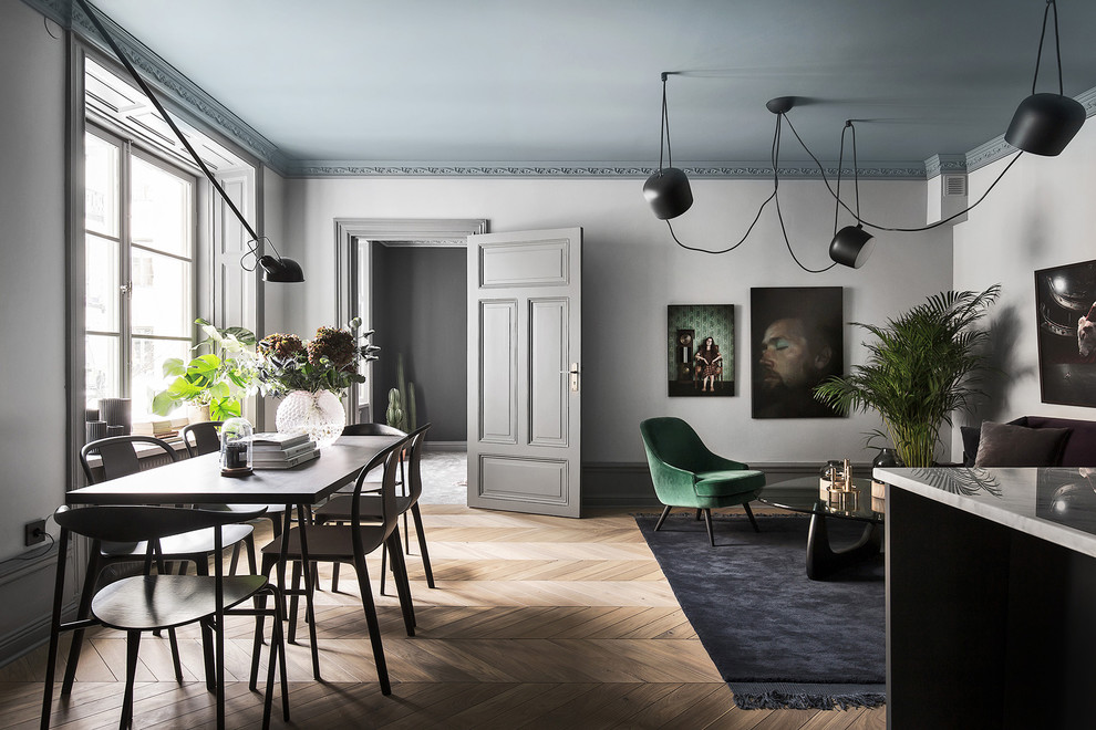 Свежая идея для дизайна: открытая гостиная комната среднего размера в скандинавском стиле с серыми стенами и паркетным полом среднего тона - отличное фото интерьера
