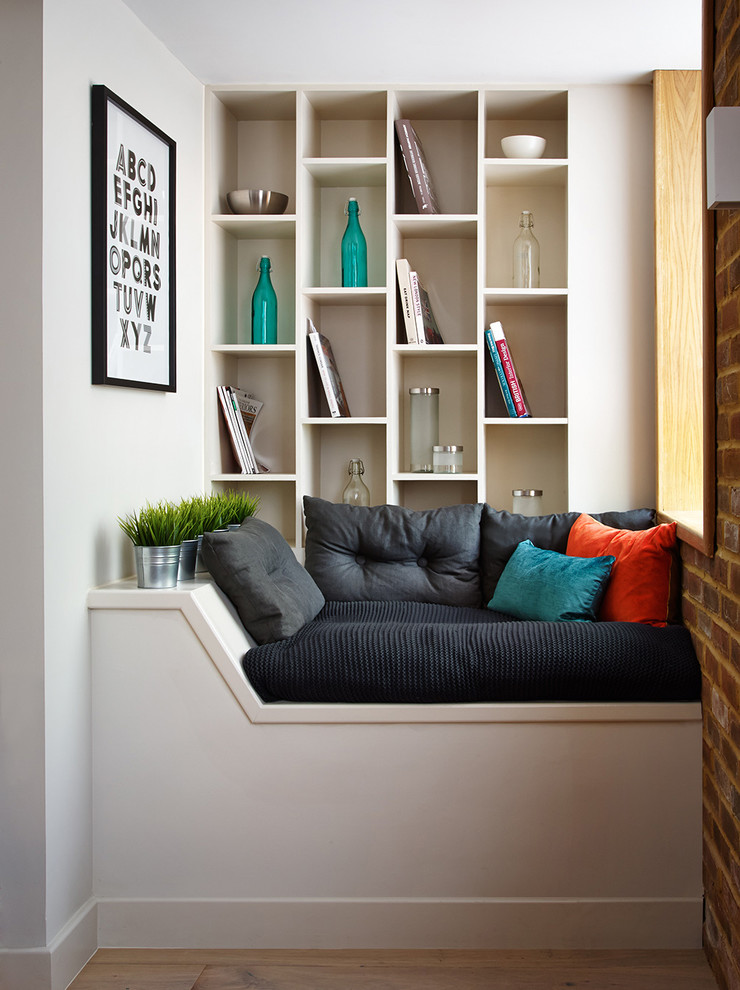Trendy living room photo in Hampshire