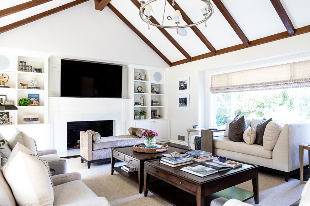 Mittelgroßes, Abgetrenntes Landhausstil Wohnzimmer mit beiger Wandfarbe, braunem Holzboden, Kamin, Kaminumrandung aus Beton und TV-Wand in Los Angeles