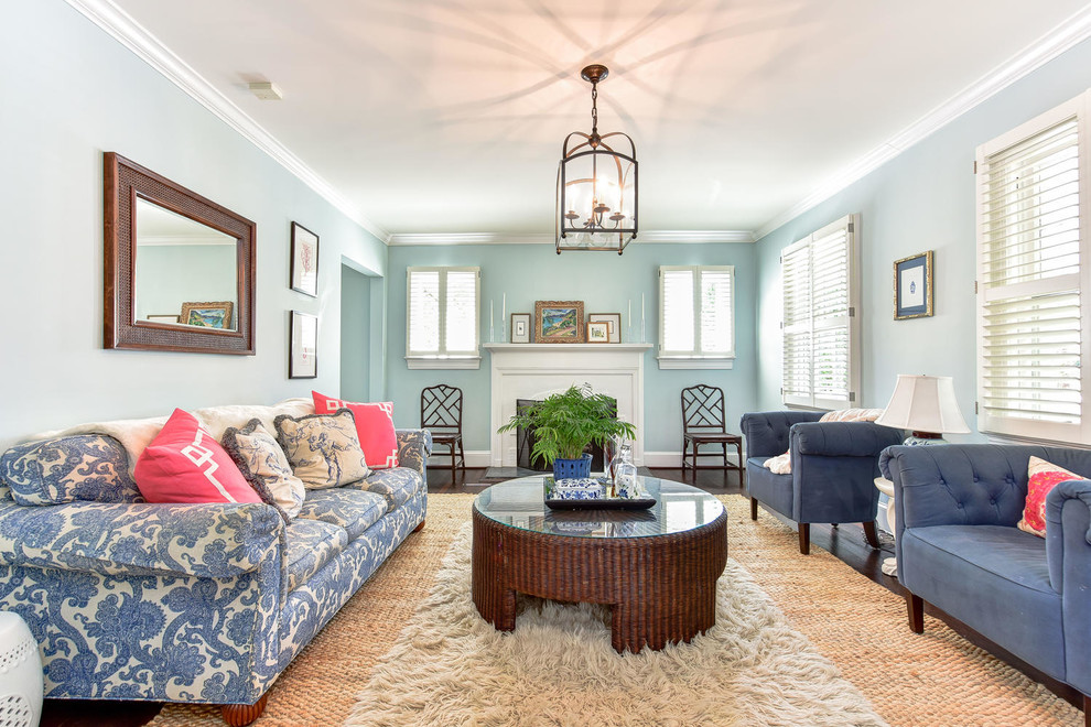 Ispirazione per un soggiorno tradizionale di medie dimensioni e chiuso con sala formale, pareti blu, parquet scuro, camino classico e pavimento marrone