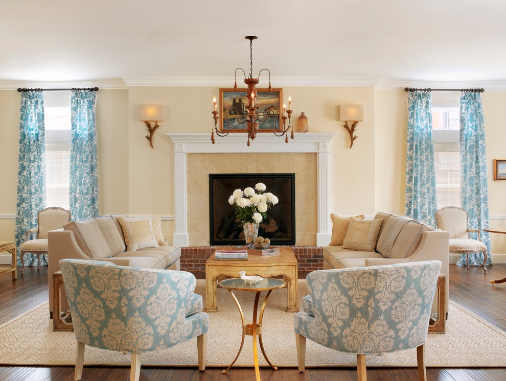 Design ideas for a traditional living room in Dallas.