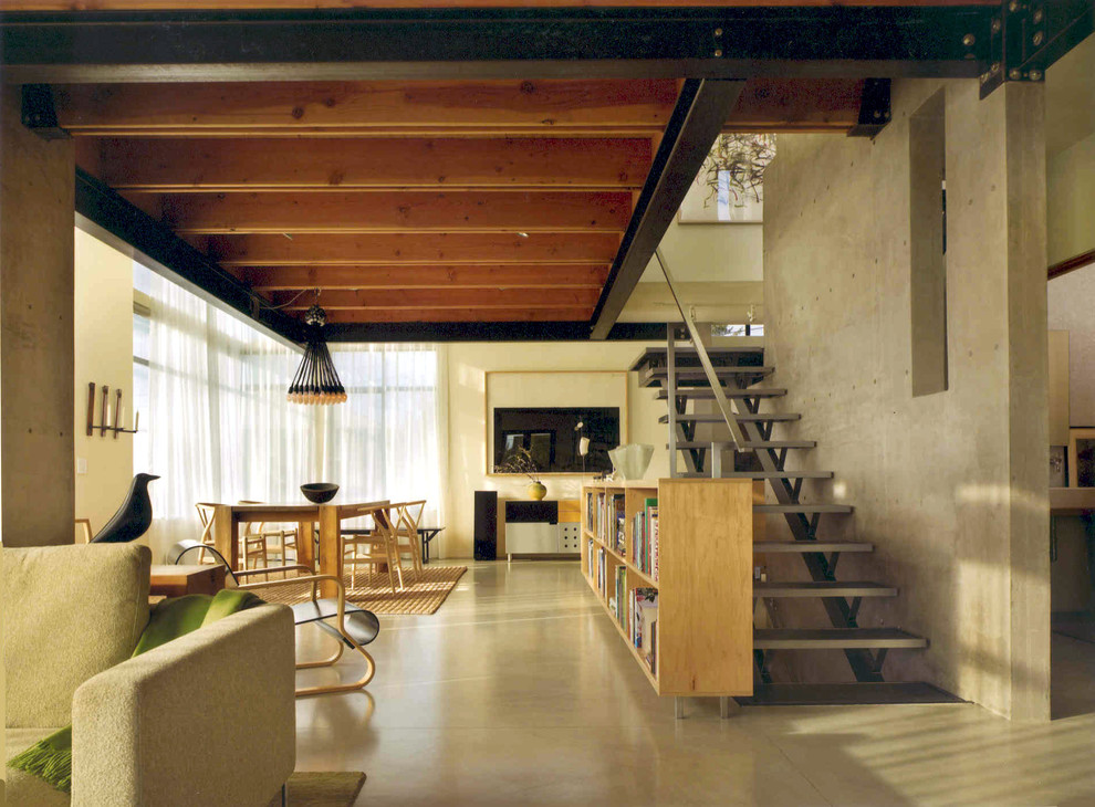 Exempel på ett stort modernt separat vardagsrum, med betonggolv, ett finrum, grå väggar, en väggmonterad TV och grått golv