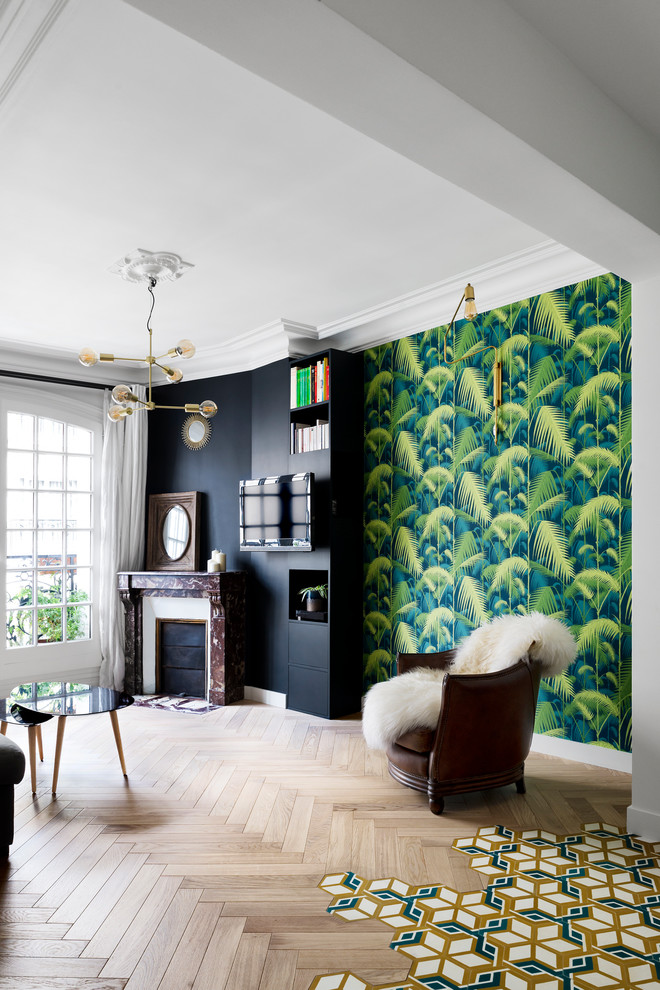 Inspiration pour un grand salon design ouvert avec une cheminée standard, un téléviseur fixé au mur et parquet clair.