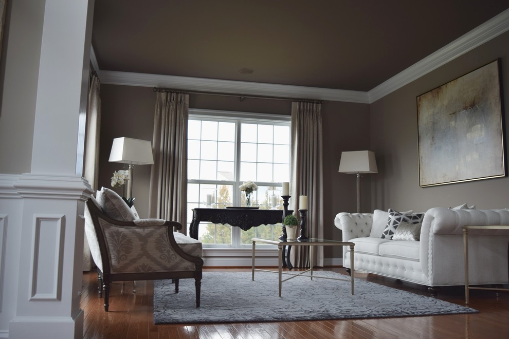 Inspiration för stora klassiska separata vardagsrum, med ett finrum, grå väggar och mellanmörkt trägolv