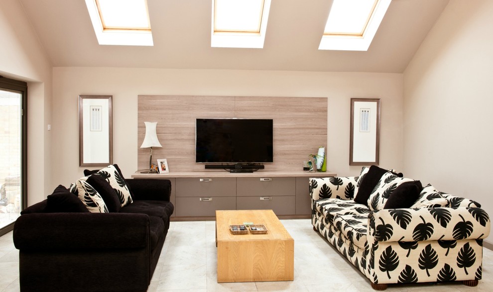 Modelo de salón contemporáneo con paredes beige y televisor colgado en la pared