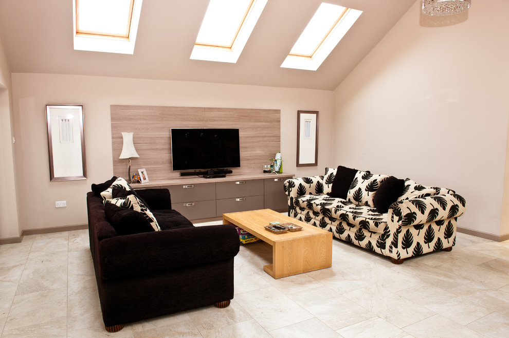 Modernes Wohnzimmer mit grauer Wandfarbe in Cambridgeshire