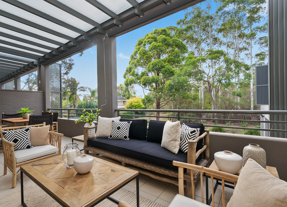 Kleines, Offenes Klassisches Wohnzimmer mit weißer Wandfarbe, hellem Holzboden, freistehendem TV und beigem Boden in Sydney