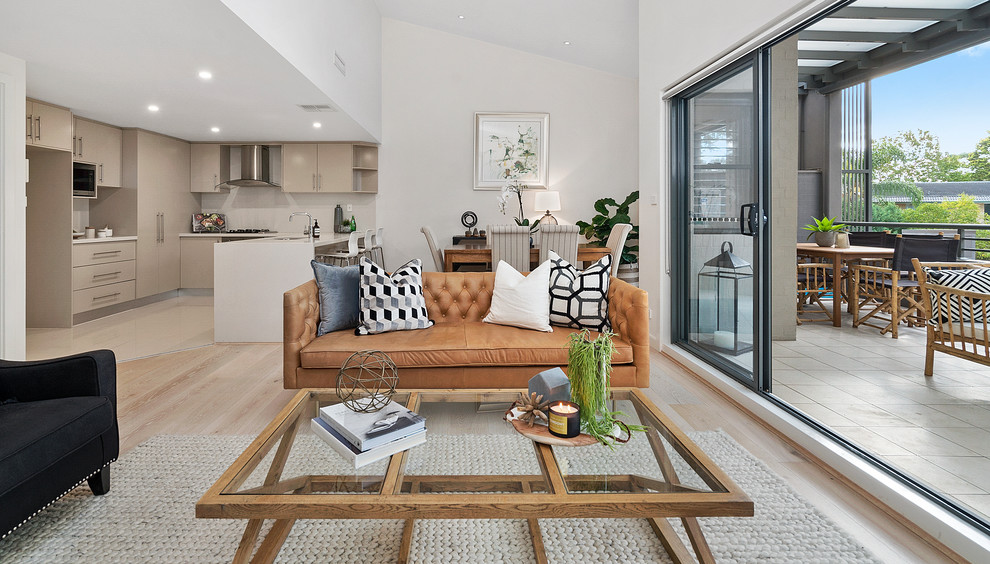 Offenes, Kleines Klassisches Wohnzimmer mit weißer Wandfarbe, hellem Holzboden, freistehendem TV und beigem Boden in Sydney