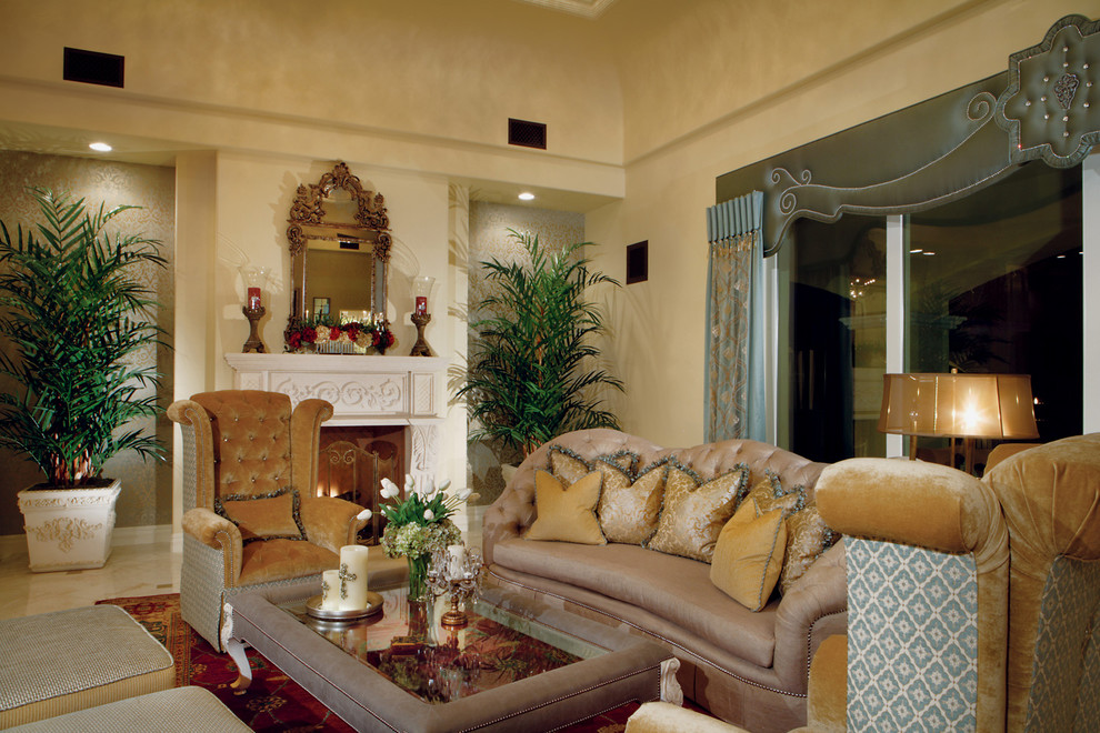 Idee per un ampio soggiorno tradizionale aperto con sala formale, pareti gialle, pavimento in marmo, camino classico, cornice del camino in pietra e nessuna TV