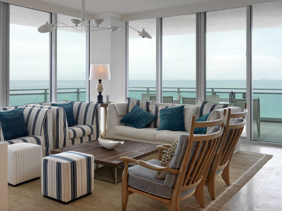 Immagine di un soggiorno costiero di medie dimensioni e chiuso con sala formale, pareti bianche e pavimento in travertino