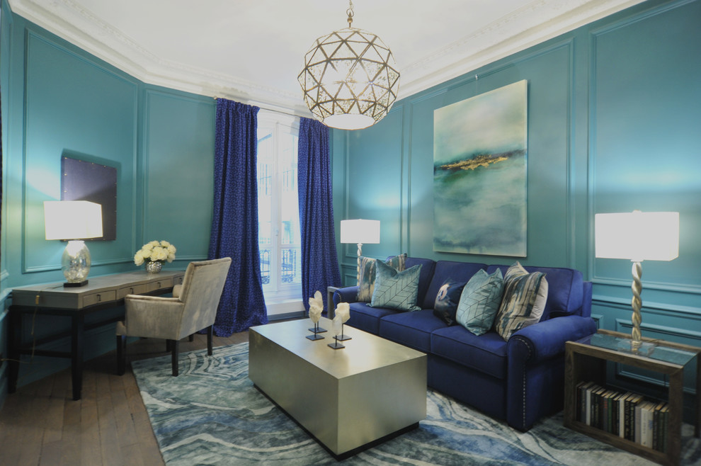 На фото: парадная, изолированная гостиная комната среднего размера в классическом стиле с синими стенами, паркетным полом среднего тона и коричневым полом без телевизора