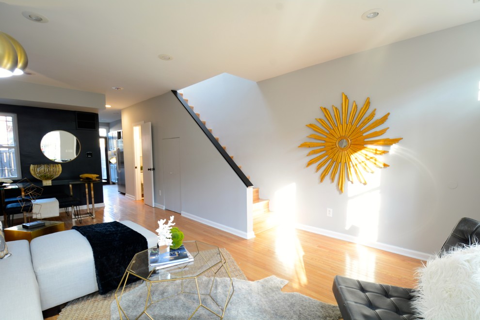 Foto di un piccolo soggiorno design aperto con angolo bar, pareti nere, pavimento in bambù e pavimento giallo