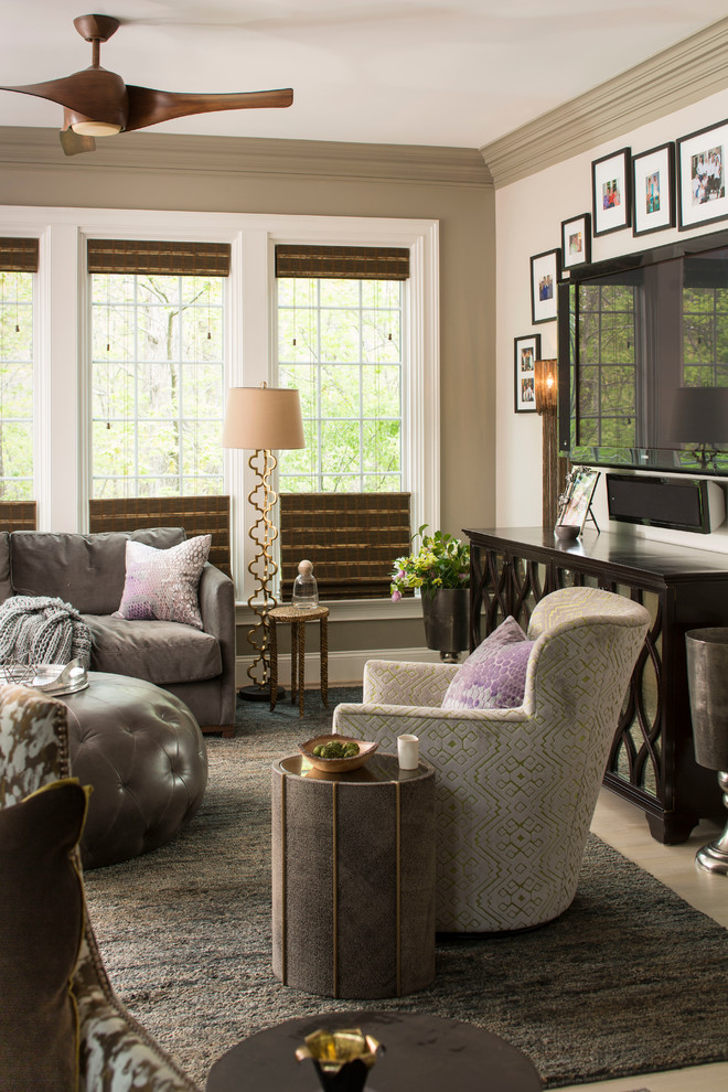 Ispirazione per un soggiorno minimal con pareti beige, parquet chiaro e TV a parete
