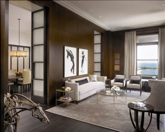 На фото: большая парадная, изолированная гостиная комната в стиле модернизм с коричневыми стенами и темным паркетным полом без телевизора, камина