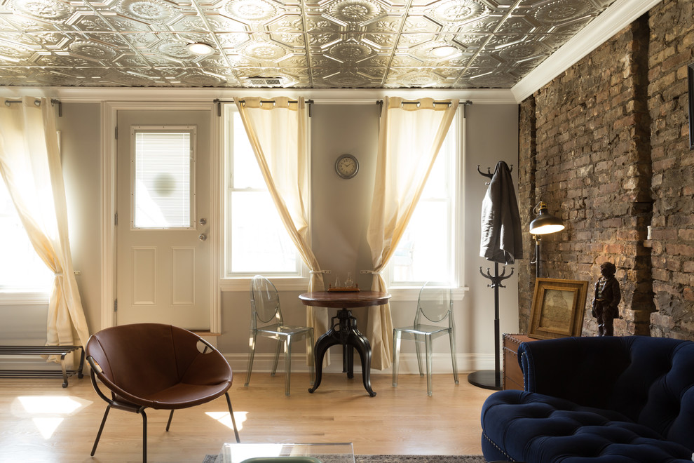 Diseño de salón para visitas cerrado ecléctico de tamaño medio sin chimenea y televisor con paredes beige y suelo de madera en tonos medios