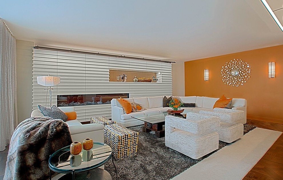 Свежая идея для дизайна: большая изолированная гостиная комната в современном стиле с оранжевыми стенами, темным паркетным полом, мультимедийным центром и коричневым полом без камина - отличное фото интерьера