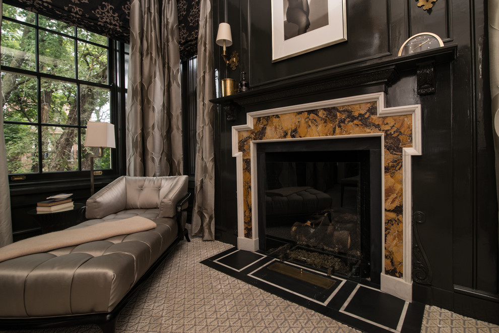 Идея дизайна: парадная гостиная комната в классическом стиле с черными стенами, ковровым покрытием, стандартным камином и фасадом камина из камня