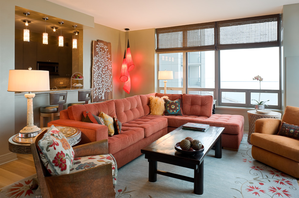 Пример оригинального дизайна: открытая гостиная комната среднего размера в современном стиле с светлым паркетным полом, синими стенами, телевизором на стене, бежевым полом и ковром на полу
