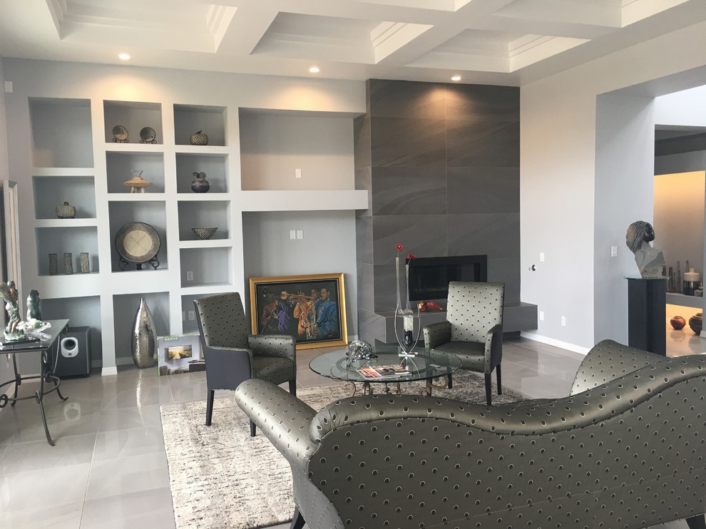Großes, Repräsentatives, Fernseherloses, Offenes Modernes Wohnzimmer mit grauer Wandfarbe, Porzellan-Bodenfliesen, Eckkamin, gefliester Kaminumrandung und grauem Boden in Albuquerque