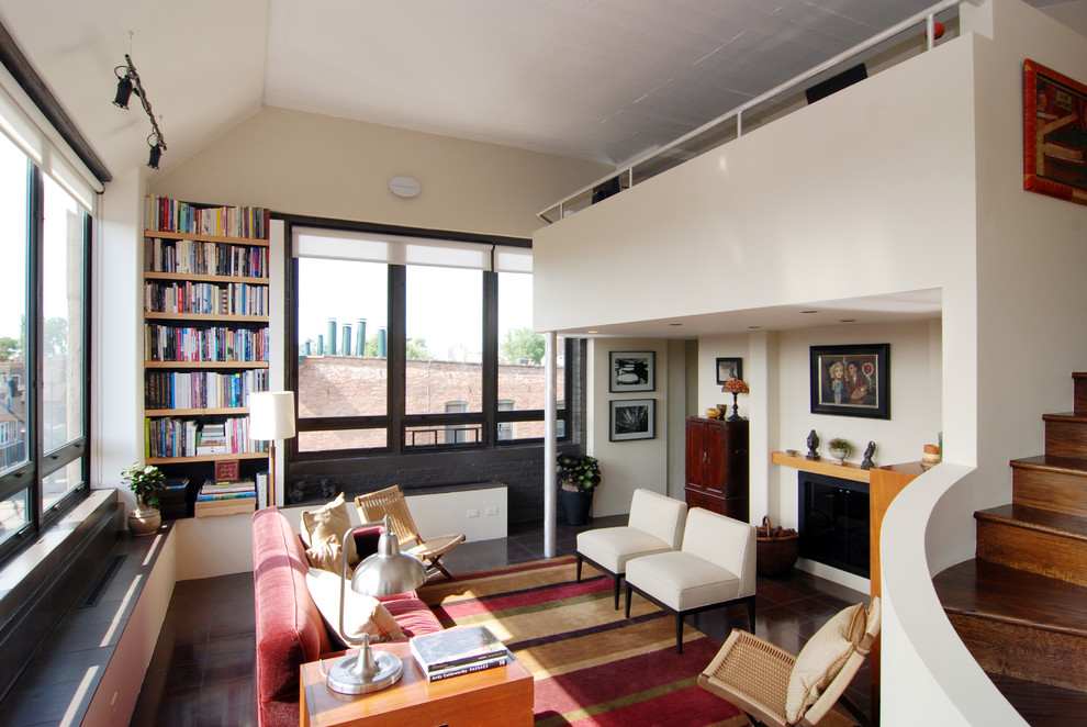 Mittelgroßes, Repräsentatives Modernes Wohnzimmer mit weißer Wandfarbe, Kamin und Kaminumrandung aus Metall in St. Louis