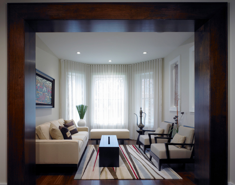 Foto de salón para visitas cerrado clásico renovado de tamaño medio con paredes blancas y suelo de madera oscura