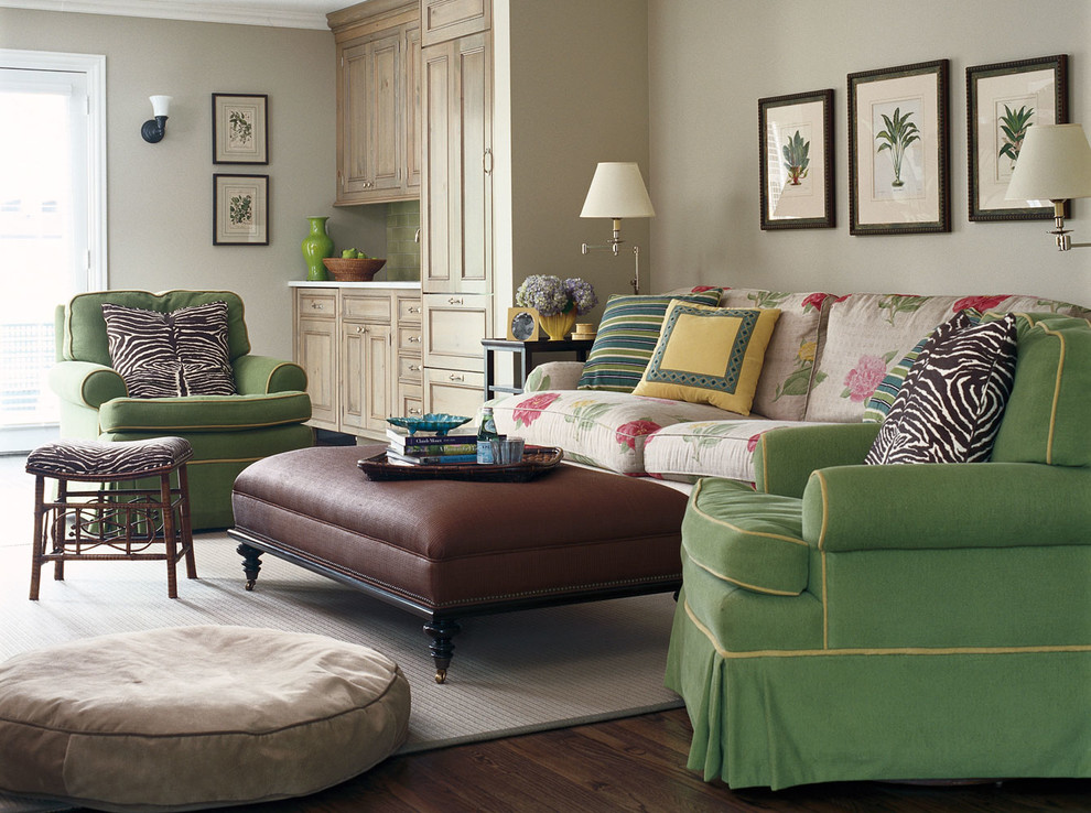 Idee per un soggiorno eclettico con pareti beige e parquet scuro