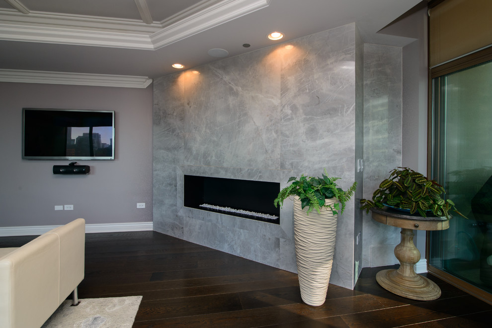 Источник вдохновения для домашнего уюта: большая открытая гостиная комната в современном стиле с серыми стенами, темным паркетным полом, горизонтальным камином, фасадом камина из плитки и телевизором на стене