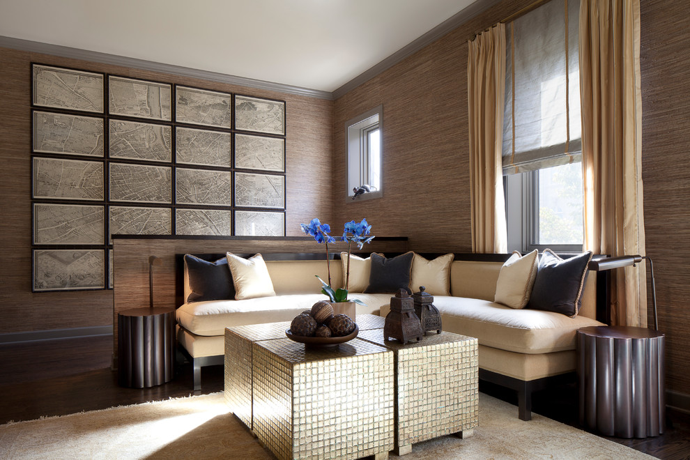 Idee per un soggiorno contemporaneo con pareti marroni e parquet scuro