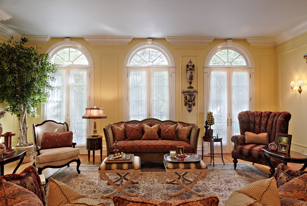 Свежая идея для дизайна: парадная гостиная комната в классическом стиле с желтыми стенами и ковром на полу - отличное фото интерьера