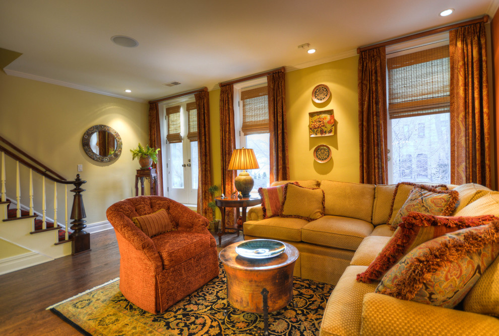 На фото: маленькая открытая, парадная гостиная комната в классическом стиле с желтыми стенами и светлым паркетным полом без камина, телевизора для на участке и в саду с