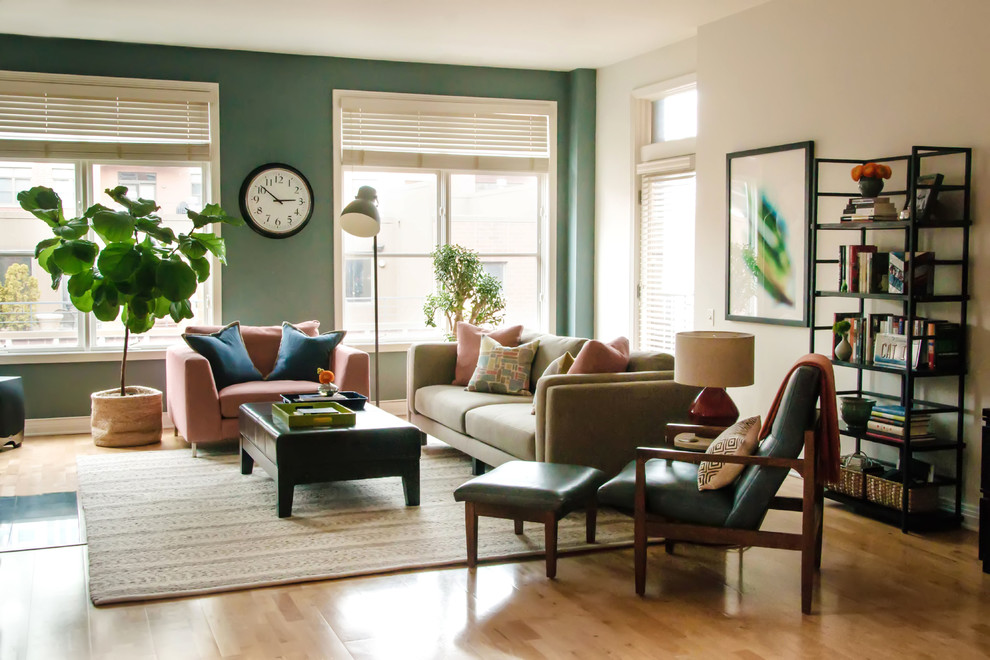 Mittelgroßes, Offenes Modernes Wohnzimmer mit grüner Wandfarbe, hellem Holzboden, Kamin, gefliester Kaminumrandung, TV-Wand und braunem Boden in Chicago