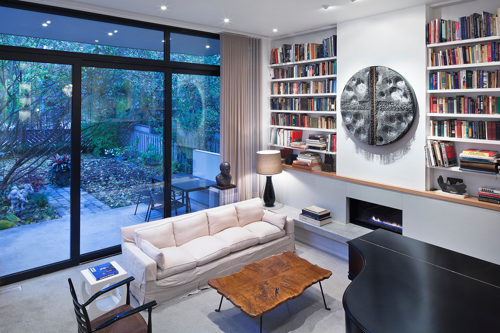 Пример оригинального дизайна: двухуровневая гостиная комната среднего размера в современном стиле с белыми стенами, бетонным полом, горизонтальным камином и фасадом камина из бетона без телевизора