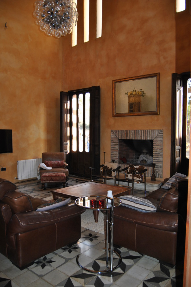 Источник вдохновения для домашнего уюта: парадная, открытая гостиная комната среднего размера в стиле кантри с оранжевыми стенами, полом из керамической плитки, стандартным камином и телевизором на стене