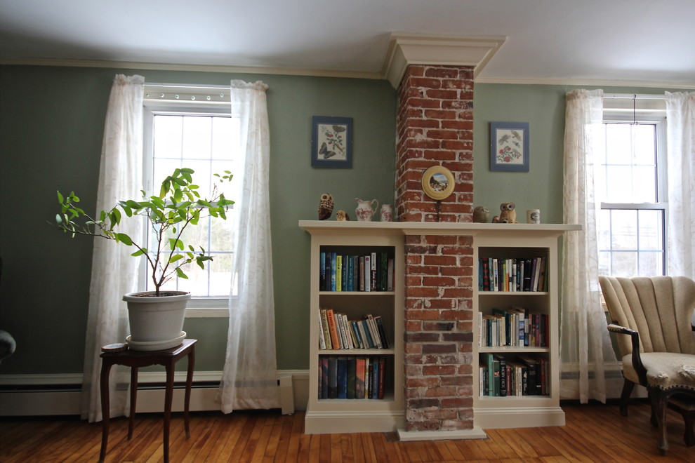 Klassisches Wohnzimmer mit grüner Wandfarbe und hellem Holzboden in Portland Maine