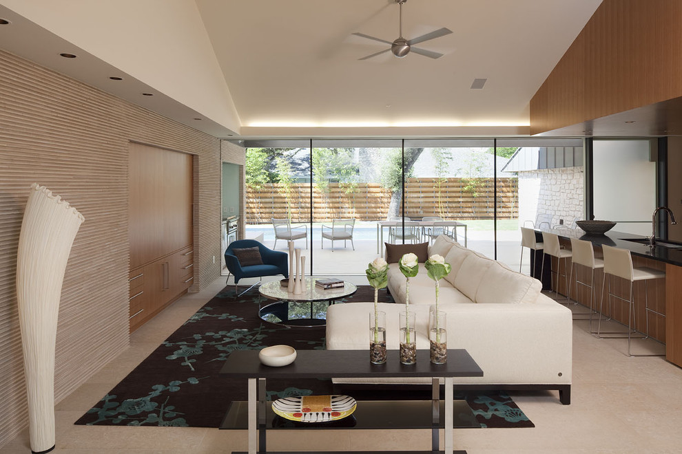 Foto de salón abierto moderno con paredes beige y alfombra