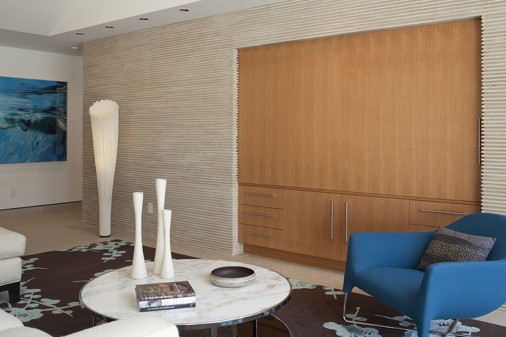 На фото: гостиная комната в стиле модернизм с бежевыми стенами и акцентной стеной с
